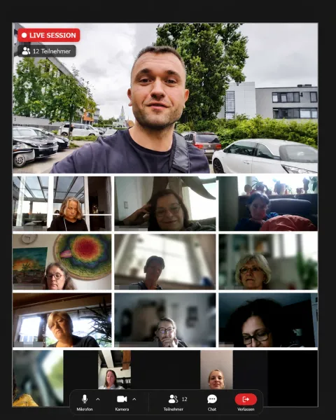 Live-Session im Video-Call: Jan draußen mit dem Handy, darunter die Teilnehmerinnen